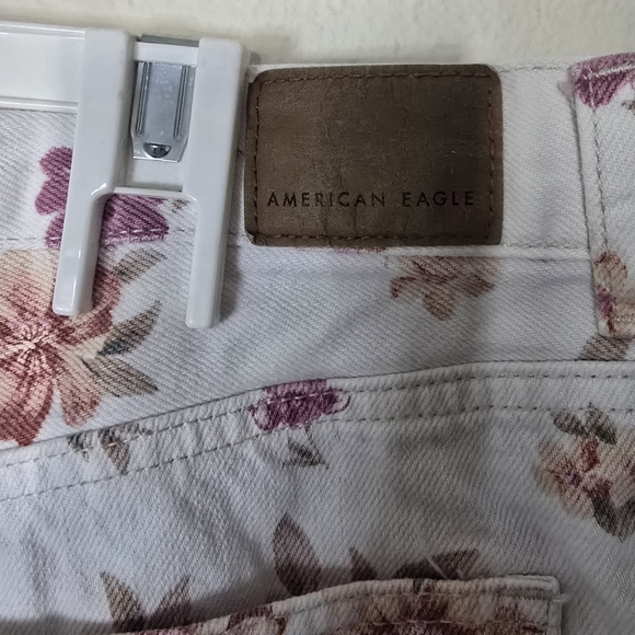 American Eagle Spring Floral High-Waisted Shorts White Pink Purple Print Size 4 - Picture 3 of 4